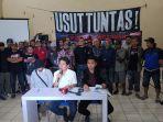 tim-gabungan-Aremania-saat-menggelar-konferensi-pers-pada-Jumat-14102022.jpg
