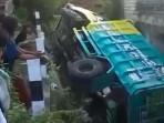 Kecelakaan Maut Dump Truk Gagal Nanjak, Timpa Rumah dan Renggut 2 Nyawa