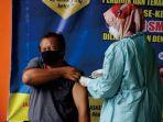 vaksinasi-guru-dan-tenaga-kependidikan-di-trenggalek.jpg
