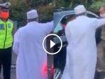 video-viral-pria-berjubah-putih-adu-mulut-dengan-petugas-pos-check-point-exit-tol-satelit-surabaya.jpg