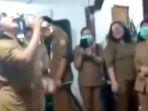 video-viral-wanita-berbaju-asn-berjoget-sambil-memegang-botol-minuman-di-humbang-hasundutan.jpg