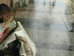 viral-foto-muhammad-ghifari-akbar-pemulung-asal-garut-jawa-barat-baca-al-quran-di-emperan.jpg