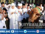 wali-kota-bati-dewanti-rumpoko-saat-menyerahkan-hewan-kurban-di-masjid-an-nur.jpg