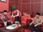 wali-kota-blitar-santoso-melakukan-perekaman-ktp-digital.jpg