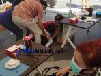 wali-kota-surabaya-risma-sujud-di-kaki-dokter.jpg