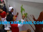 wali-murid-dan-siswa-sdn-blimbing-3-kota-malang-bikin-lukisan-mural_20160815_201608.jpg