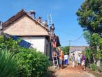 Warga Desa Besowo Kediri Gotong Royong Perbaiki Rumah yang Rusak Seusai Diterjang Puting Beliung