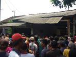 warga-berjubel-di-lokasi-rekonstruksi-pembunuhan-di-kediri.jpg