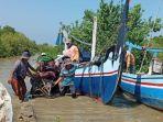 warga-di-Desa-Gulbung-Kecamatan-Pangarengan-Kabupaten-Sampang-Madura-menolong-nelayan.jpg