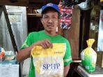 warga-di-Pasar-Bunulrejo-Kota-Malang-menunjukan-beras-Stabilisasi-Pasokan-dan-Harga-Pangan.jpg