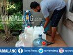 warga-mengisi-air-bersih-di-perumahaan-city-side-residence-kota-malang.jpg