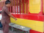 warga-saat-menunjukkan-bangku-yang-berada-di-trotoar-depan-Kelenteng-Eng-An-Kiong-Kota-Malang.jpg