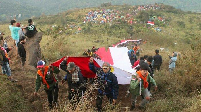 Komunitas pencinta alam saat melakukan kirab bendera merah putih di Gunung Penanggungan pada 17 Agustus 2019.