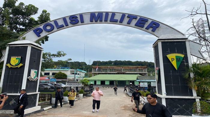 PENGUSAHA DIPERAS POLISI- Budianto (baju merah muda) didampingi keluarga dan kuasa hukumnya usai buat laporan keterlibatan anggota TNI-Polri dalam kasus pemerasan yang dialaminya ke Denpom I/6 Batam, Senin (3/11/2025). Budianto jadi korban pemerasan oknum Polisi dan TNI Rp 1 Miliar. (tribunbatam.id/Beres Lumbantobing)