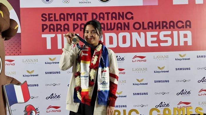 Tiba di Indonesia, Peraih Medali Perunggu Olimpiade Paris 2024, Gregoria Mariska Disambut Pendukung