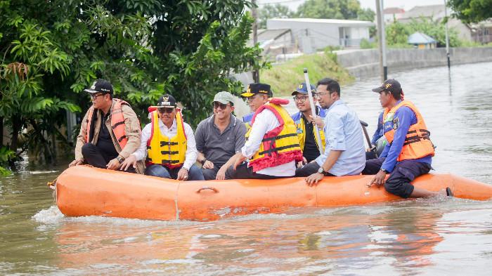 Gubernur Banten Andra Soni, meninjau sejumlah titik banjir di Kecamatan Periuk