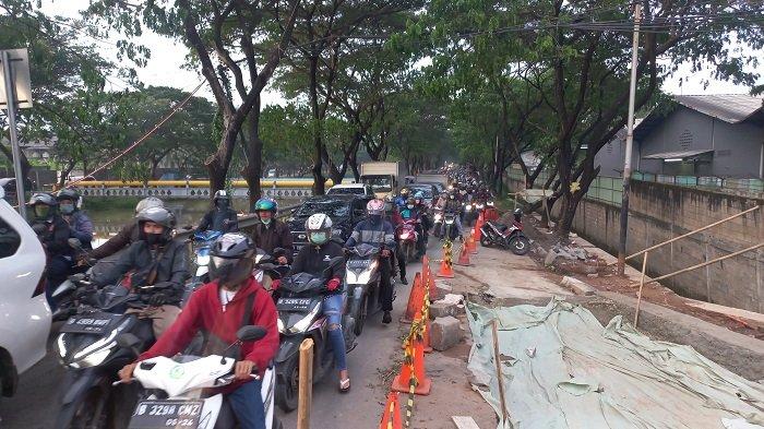 Arus Lalu Lintas di Jalan Sangego Karawasi Macet hingga 1 Kilometer Sejak Jalan Ambles Sebulan Ini