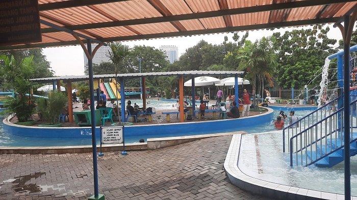 Kolam Renang Moderland di Cikokol Kota Tangerang Dibanjiri Pengunjung