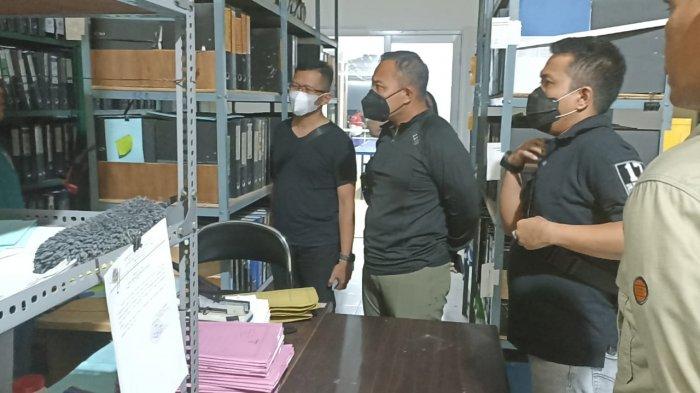 Polda Banten Lakukan OTT 4 Orang Oknum BPN dan 1 Lurah di Lebak, Amplop Berisi Uang Diamankan