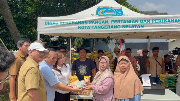 Maria Teresa dan Yudi Budi Gelar Pangan Murah, Ratusan Warga Ciputat Antre Belanja