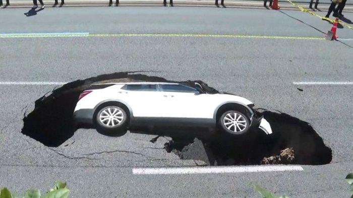 Setelah di Kuala Lumpur, Lubang Amblas Telan SUV Putih yang Ditumpangi Pasutri Manula di Seoul