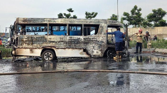 Diduga Korsleting Listik Mobil Travel Terbakar di Halaman Parkir Mega Bekasi Mal di Kota Bekasi