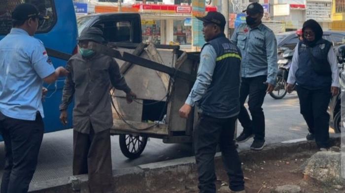 Sudinsos Bawa Pemulung Viral di Jakarta Barat ke Panti Sosial