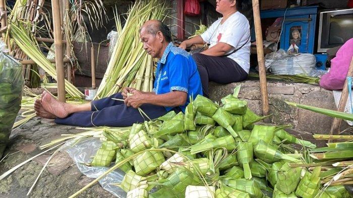 Jelang Lebaran, Perajin Ketupat di Palmerah Jakbar Banjir Pesanan