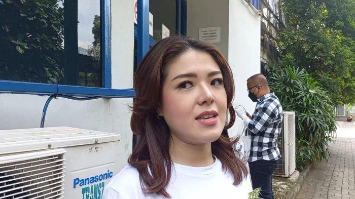 Jalin Asmara dengan Kekasih Sejak Lama, Tina Toon Dikabarkan Menikah dalam Waktu Dekat