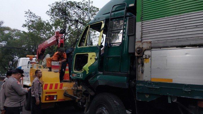 Truk Kontainer Ugal-ugalan Tabrak Pengendara di Cipondoh Kota Tangerang, Polisi: 10 Orang Alami Luka