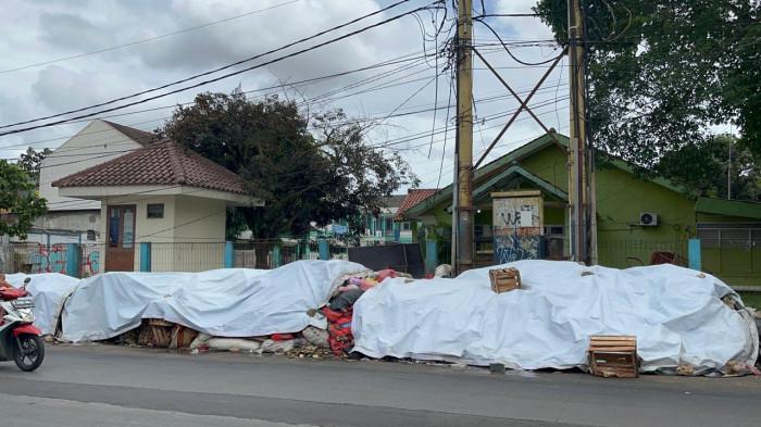 TUMPUKAN SAMPAH DI TANGSEL- Tumpukan sampah yang berjejer di Serpong dan Ciputat, Kota Tangerang Selatan dipicu terganggunya pengelolaan sampah akibat perbaikan TPA Cipeucang. Tumpukan sampah ini menimbulkan bau sehingga membuat warga mengeluh. (TribunTangerang.com - Wartakota Network/Ikhwana Mutuah Mico).