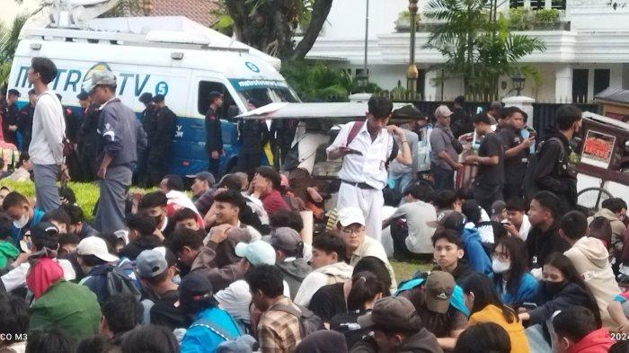 Mahasiswa Hingga Pelajar Ikut Aksi Dukung Hasil Rekapitulasi Suara Pemilu di Depan KPU RI