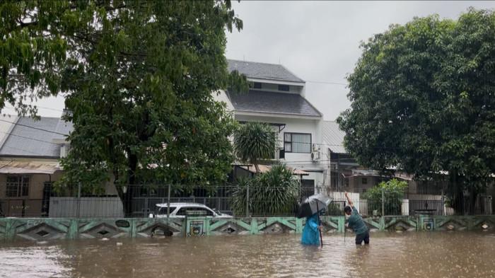 17 Titik Tergenang Pasca Hujan Deras, BPBD Tangsel Kerahkan Personel dan Lakukan Penyedotan