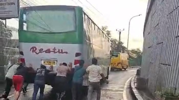 Sigap, Anggota Satlantas Polresta Tangerang Bantu Dorong Bus Karyawan yang Mogok di Balaraja