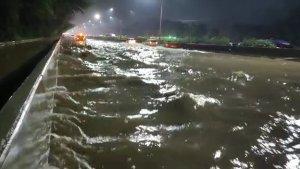 Diguyur-hujan-deras-sejak-sore-hari-Tol-Jakarta-Merak-terendam-banjir.jpg