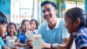 Gibran-sosialisasi-program-makan-siang-dan-susu-di-sekolah.jpg