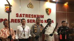 Kapolres-Kota-Serang-Kombes-Sofwan-Hermanto-tunjukkan-senjata-yang-disita.jpg