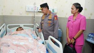 Kapolri-Jenderal-Listyo-Sigit-Prabowo-saat-menjenguk-salah-satu-korban-rombongan-helikopter.jpg