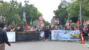 Koalisi-Rakyat-Menolak-Penggusuran-KRMP-demo-di-Balai-Kota.jpg