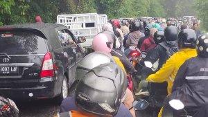 Macet-Panjang-Akibat-Bajir-Bandang.jpg