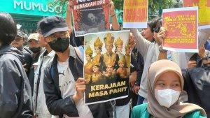 Massa-demo-uu-pilkada2.jpg
