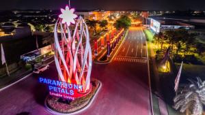 Paramount-Petals-di-malam-hari-2025.jpg