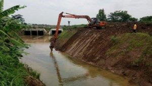 Pemeliharan-Drainase-di-Sekitar-Tol.jpg
