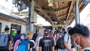 Penumpang-di-Stasiun-Tanah-Abang.jpg