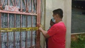 Polisi-memasang-Police-line.jpg