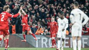 Rasmus-Hojlund-melakukan-selebrasi-siu-di-depan-Cristiano-Ronaldo.jpg