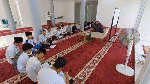 Santri-dan-santriwati-saat-belajar-kajian-kitab-Al-Miftah-di-Pesantren-Al-Nahdlah.jpg