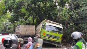 Truk-bermuatan-batu-brangkal-terperosok.jpg