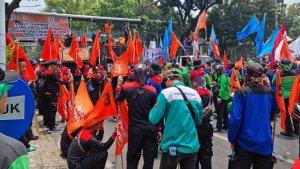 demo-buruh-gambir-monas.jpg