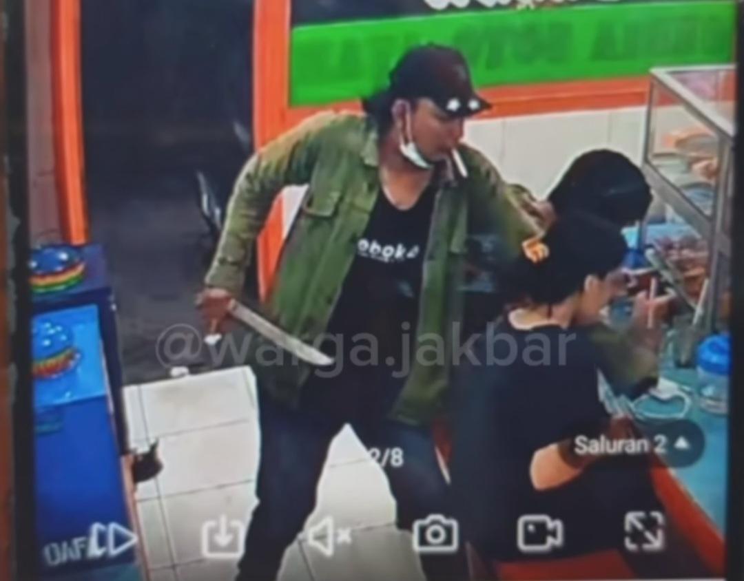 Pria Bawa Golok Rampas Ponsel Pengunjung Warteg di Jelambar Ketakutan Usai Wajahnya Viral di Medsos